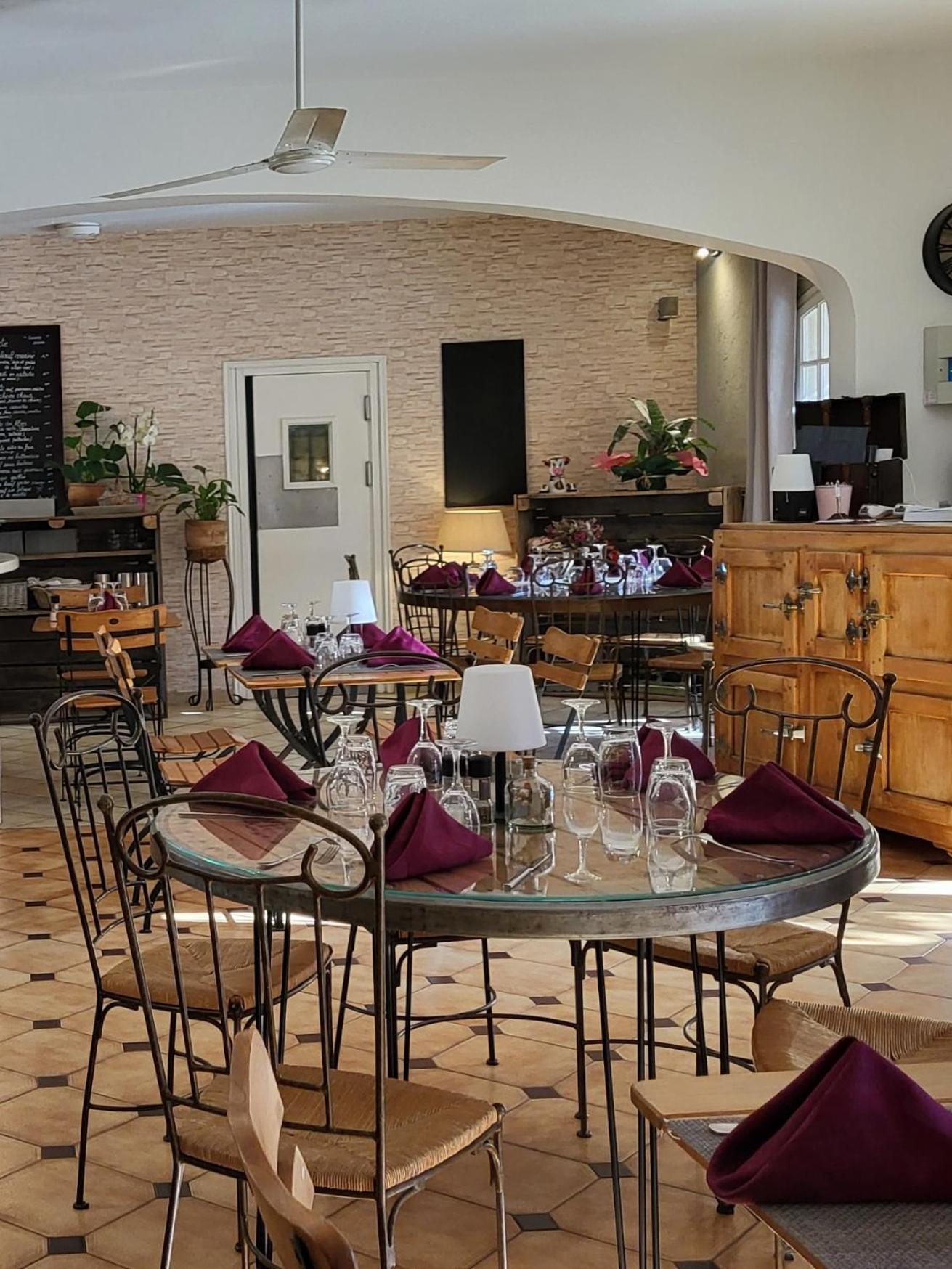 Auberge De La Table Ronde Вінон-сюр-Вердон Екстер'єр фото